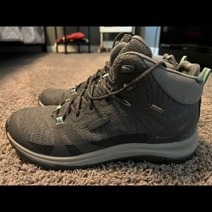 Keen Womens hiking boots